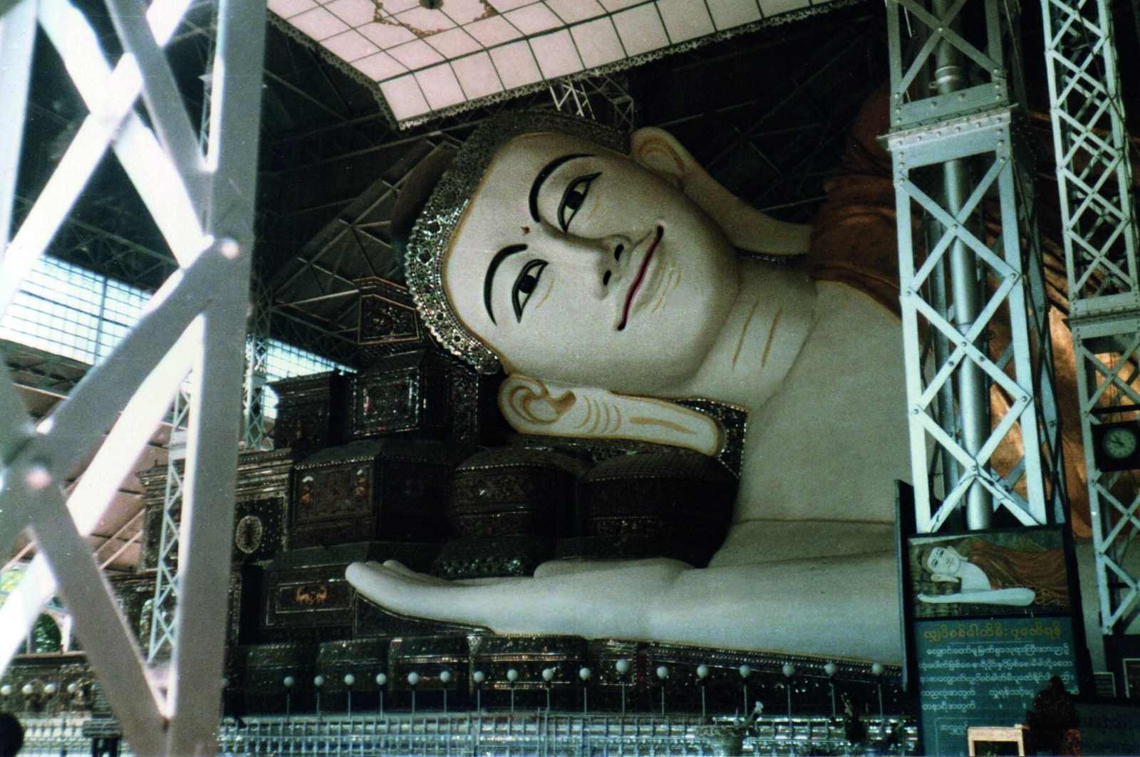 Reclining Shwethalyaung Buddha